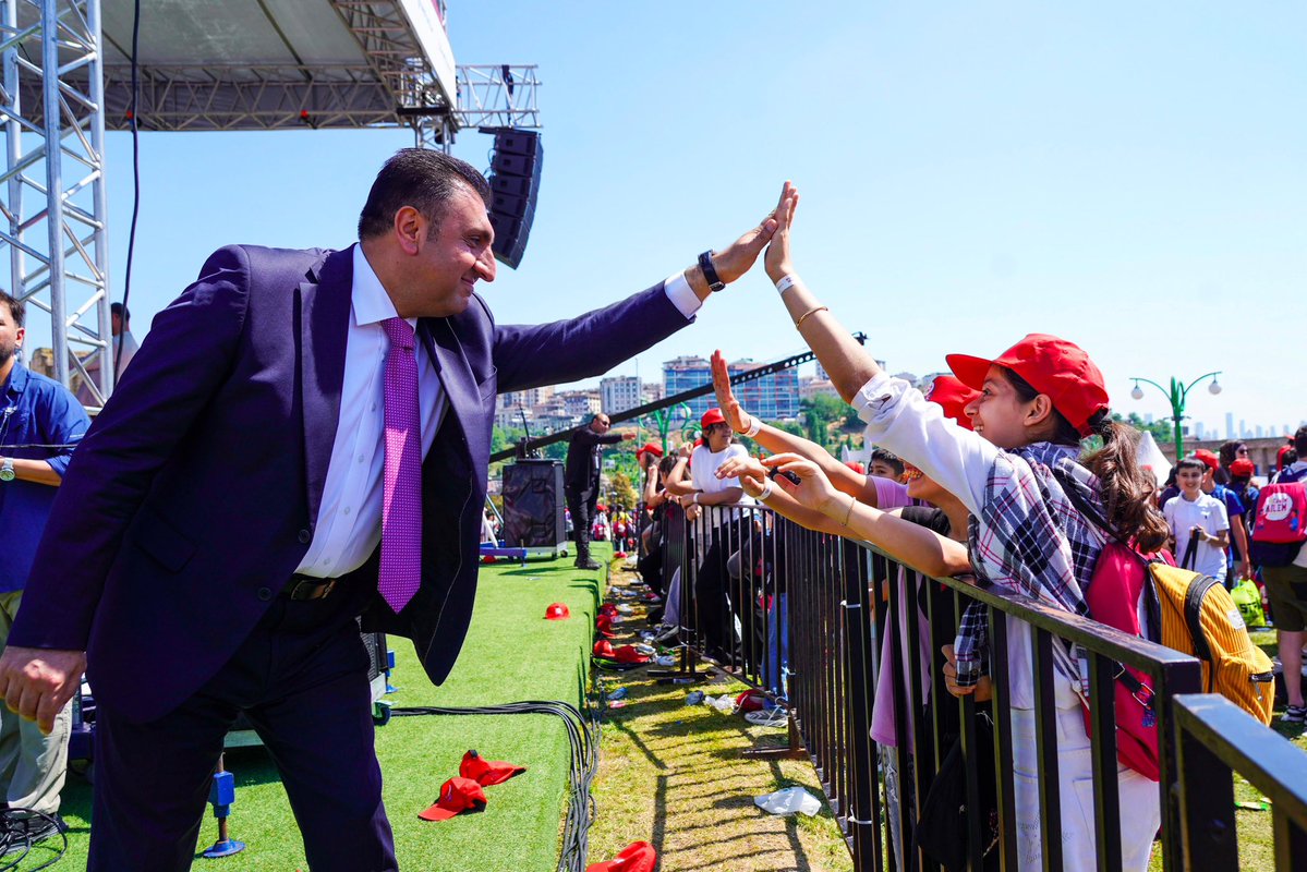 MucahitYentur's tweet photo. Ve beklenen gün geldi…

Sevgili çocuklar,
Bu şehirde sizin için hazırlanmış bir sıra, sizi bekleyen bir öğretmen ve gerçekleştireceğiniz nice güzel hayal var.

Kapılarımız açık, heyecanımız büyük, umudumuz diri.

İstanbul sizi bekliyor.
2026-2027 Eğitim Öğretim Yılı Uyum Haftamız hayırlı olsun.

#İstanbulunOkullarıHazır