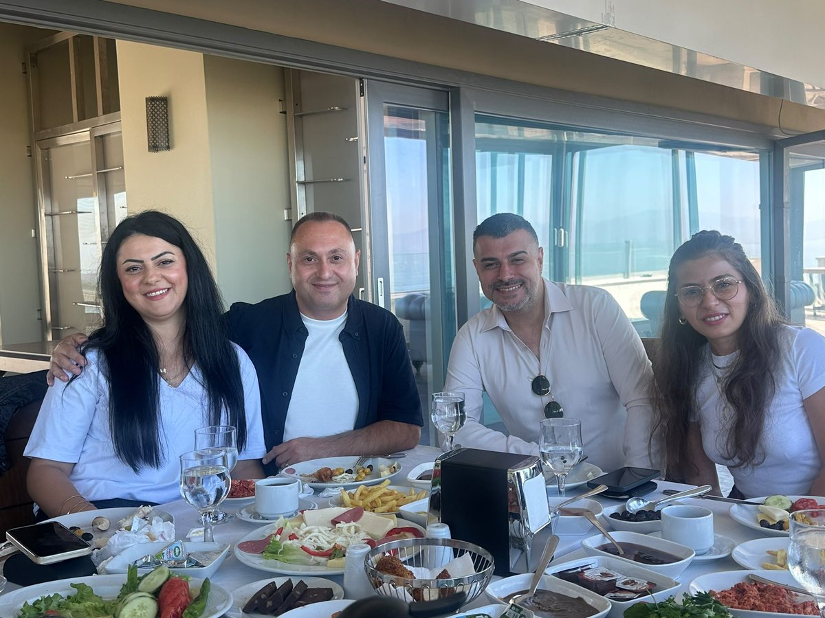 hlarsson64's tweet photo. Kadınlarımız, erkeklerimiz...
Hep beraber müthiş bir aileyiz. 
Karşınızda büyüyen organizasyonumuz...
Neşet Yalçın Süper Lisesi mezunları... https://t.co/mEmwlMuXFd