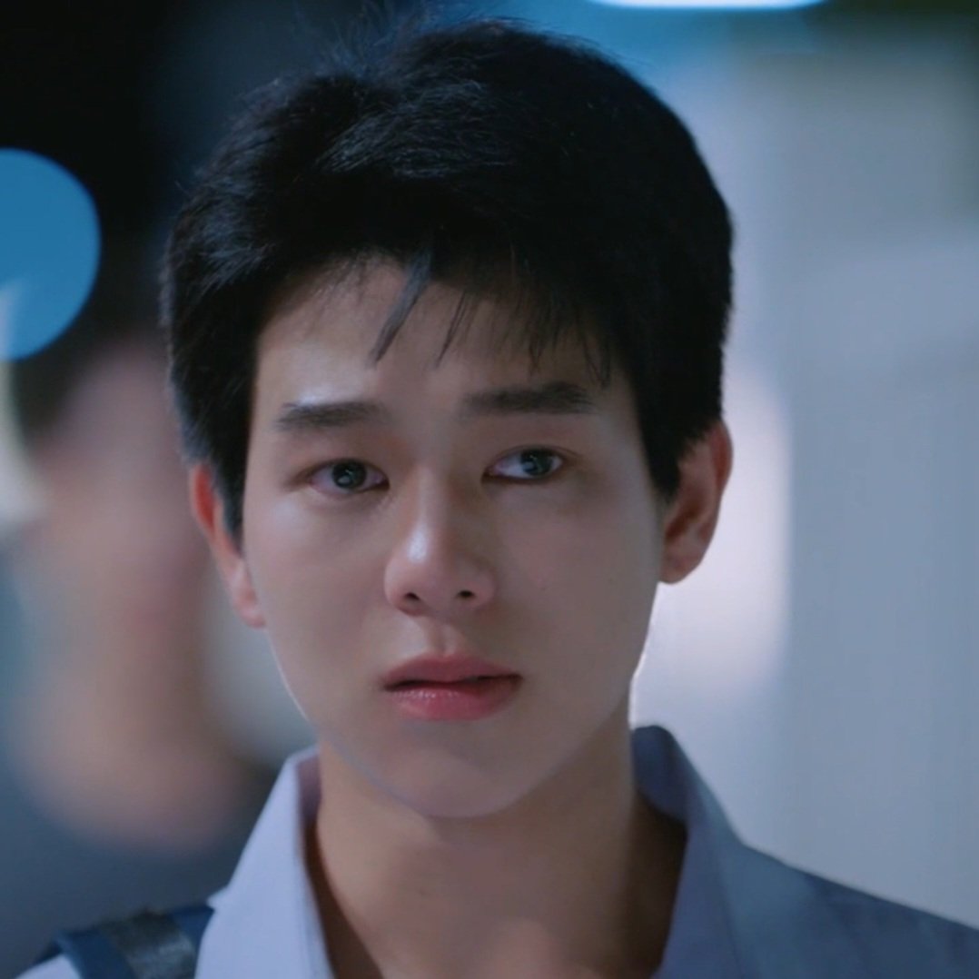 StoryOuting's tweet photo. ฟืนพี่ขอโทษ พี่แพ้น้ำตาฟิสิกส์ 😭

#LOVEx3_EP4 https://t.co/OlX3RohVXd