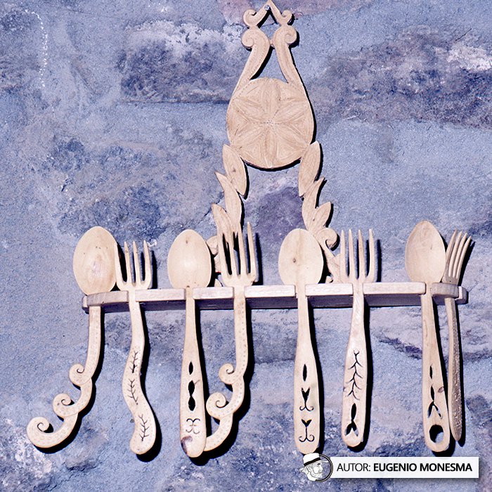 EugenioMonesma's tweet photo. 🪵🥄 Bastones, cucharas, cuadros… El ingenio de los pastores con la #MADERA no tenía límites.

En 1994 recorrí el #Pirineo aragonés para conocer de cerca el trabajo de cuchareros, bastoneros y otros #artesanos de la madera. 

📽️ Documental COMPLETO (17'): https://t.co/6YnoJzagMX https://t.co/vBQPnb41uH