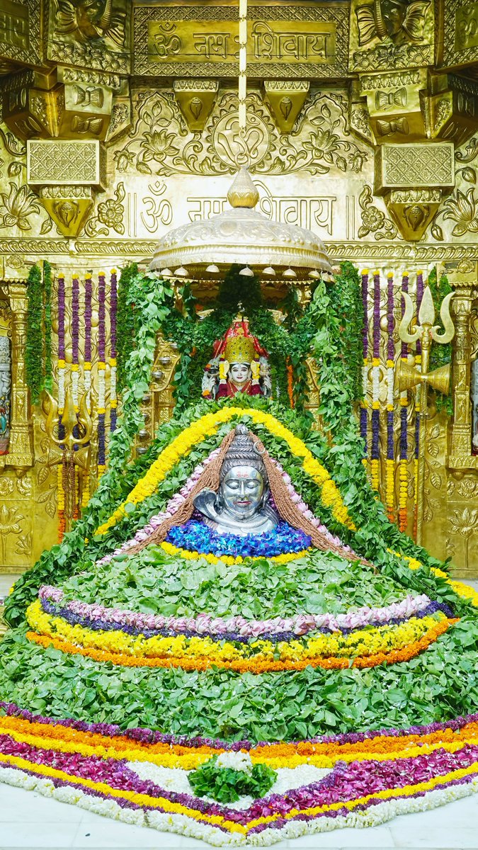Somnath_Temple's tweet photo. श्री सोमनाथ महादेव मंदिर,
प्रथम ज्योतिर्लिंग - गुजरात (सौराष्ट्र)
दिनांक: 06 सितंबर 2026, श्रावण कृष्ण दशमी - रविवार
सायं श्रृंगार
(बिल्वपत्र दर्शन श्रृंगार)
092610928
#somnath #mahadev #shivji
#bhakti #somnathlivedarshan #somnathtemple #JaiSomnath #SomnathSwabhimaanParv

Whatsapp Channel Daily Darshan https://t.co/sndKP0fuKq
