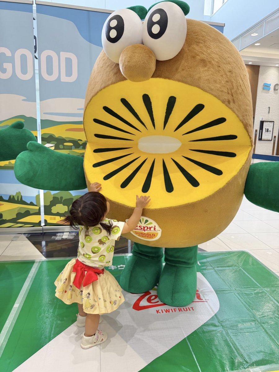 7d_bash's tweet photo. キウイブラザーズ会えましたーーー🥝✨
全キウイにしがみつきに行ってた！ https://t.co/hW8j1i6Cyh