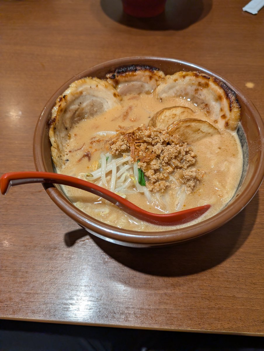 honoca_62's tweet photo. 晩御飯は田所商店（たどころしょうてん）さんの北海道味噌炙りチャーシュー麺です
#ガンプラジオ
#ガンプラジオラーメン部 https://t.co/25BsVXKCel
