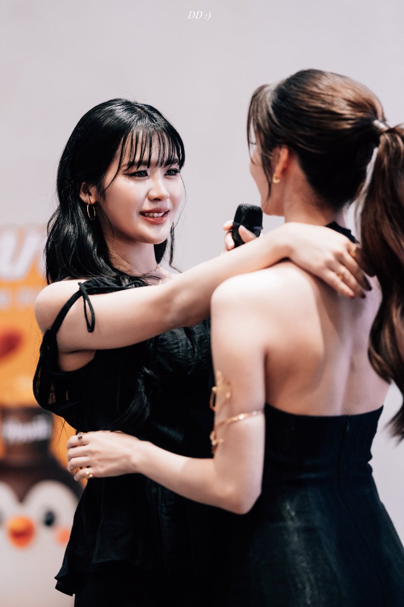 rociof9's tweet photo. Las amooooooo demasiado😍😍 MAMC PRAEW CHARITY PARAGON
#SiamParagonxPraewxMAMC #Charmers #mychan #Myyukhawisara #Chanyaduval https://t.co/5BfSZ6zBkl