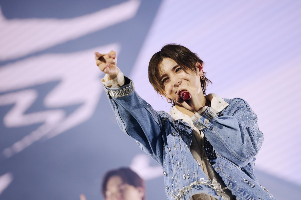 oricon's tweet photo. 山田涼介、初のソロアジアツアー開幕✨
深紅のステージで1万人魅了❤️
「Bloomin'」現地語歌唱も【ライブレポート】🎤
https://t.co/kyD4pVBsIA

#山田涼介 #りょうすけとアジアの夜 @Ryosuke_Storm https://t.co/OeYCy6KGHr