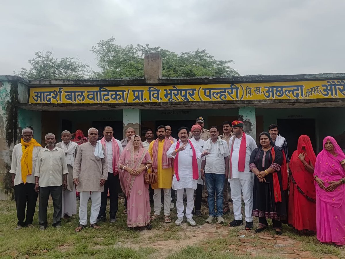 sharadsharan's tweet photo. कभी हमारे गॉंवों में स्कूल नहीं होते थे, तो दबे, कुचले पर उन्नतशील किसान-कामगार, आपस में थोड़ा बहुत जोड़कर ग्राम समाज की ज़मीन पर एक-आध कमरा बनवाकर स्कूल चलवाते थे। 

जब से भाजपा आई है तब से यूपी में बहुत तरक्की हुई है, अमीरी और खुमारी भी आई है। अब तो पक्के सरकारी स्कूलों में ताले जड़े जाते हैं। 

आज पीडीए समाज का किसान, मजदूर, शिक्षित, फौज़ी और जाग्रत, अपने बाल-बच्चों के स्कूल के ताले खुलवाने के लिए द्रवित है।

हाय रे कलयुग!
हाय रे कलयुग के राज दरबार!!