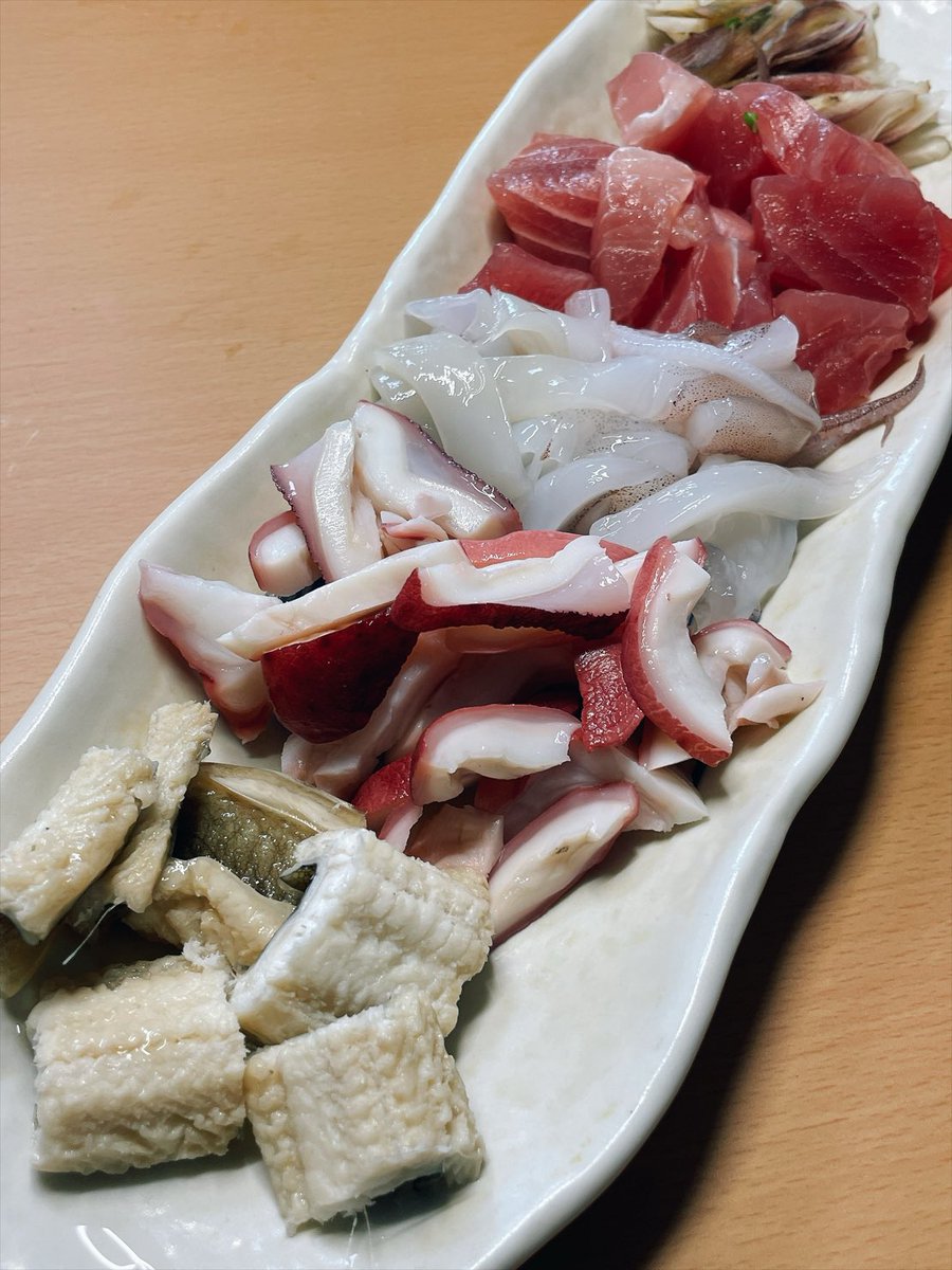 withremrem's tweet photo. 調子悪過ぎて抱えてる仕事を土曜日に稼働して取り繕った日のランチ
前日に社会復帰する準備で豚足煮た
魚よしの刺し盛で元気になる、感謝
#糖質制限 #ダイエット #魚食 #断酒 #16時間断食 https://t.co/g2k2fN1gDZ