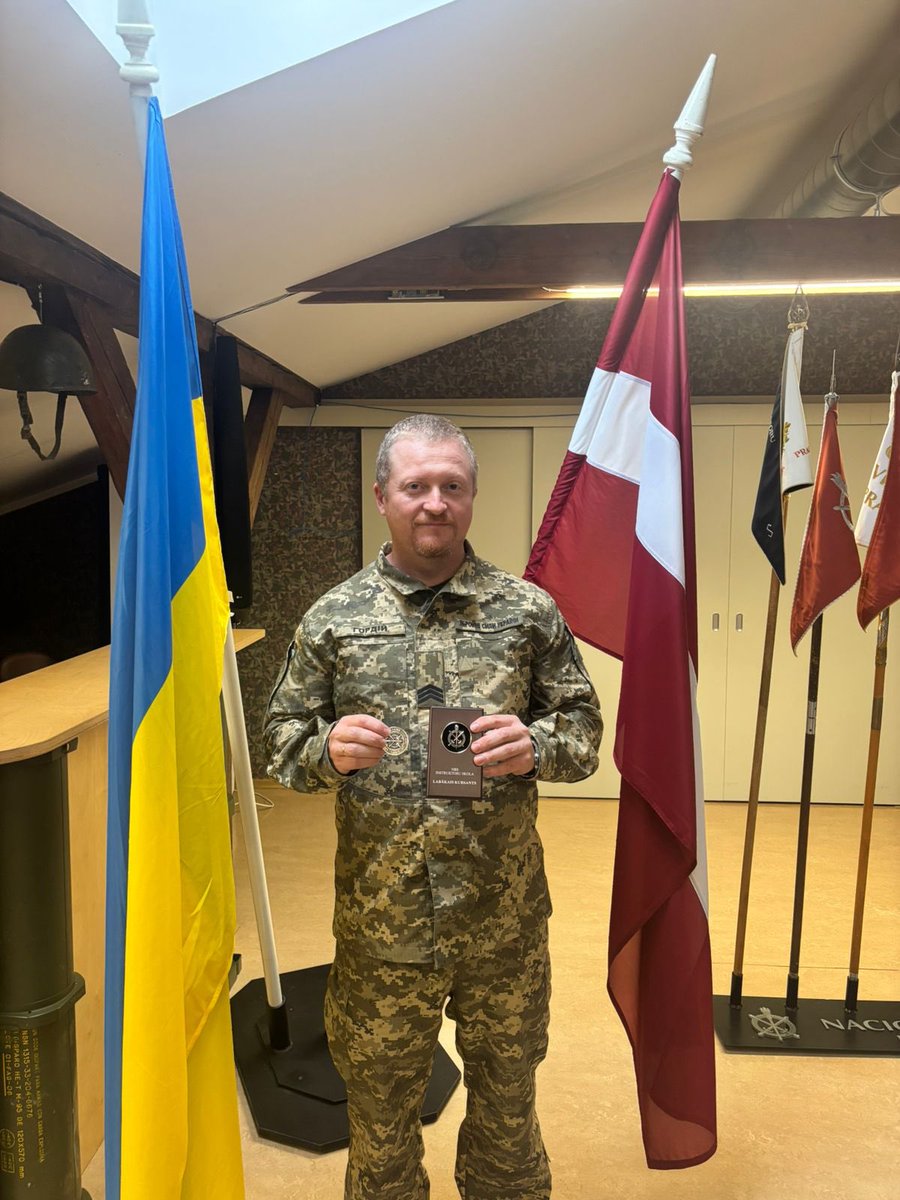 donikroman's tweet photo. Кращому випускнику курсу інструктора підвищеного рівня, в Латвії, вручають коїн центру. Традиція така. 
Цього разу він їде в 151НЦ. 
І відверто кажучи, інших шансів у коїна не було.
Бо на навчанні було кілька інструкторів з 151 і по інсайдерській інформації, кожен з інструкторів https://t.co/4HqOoaLUKi