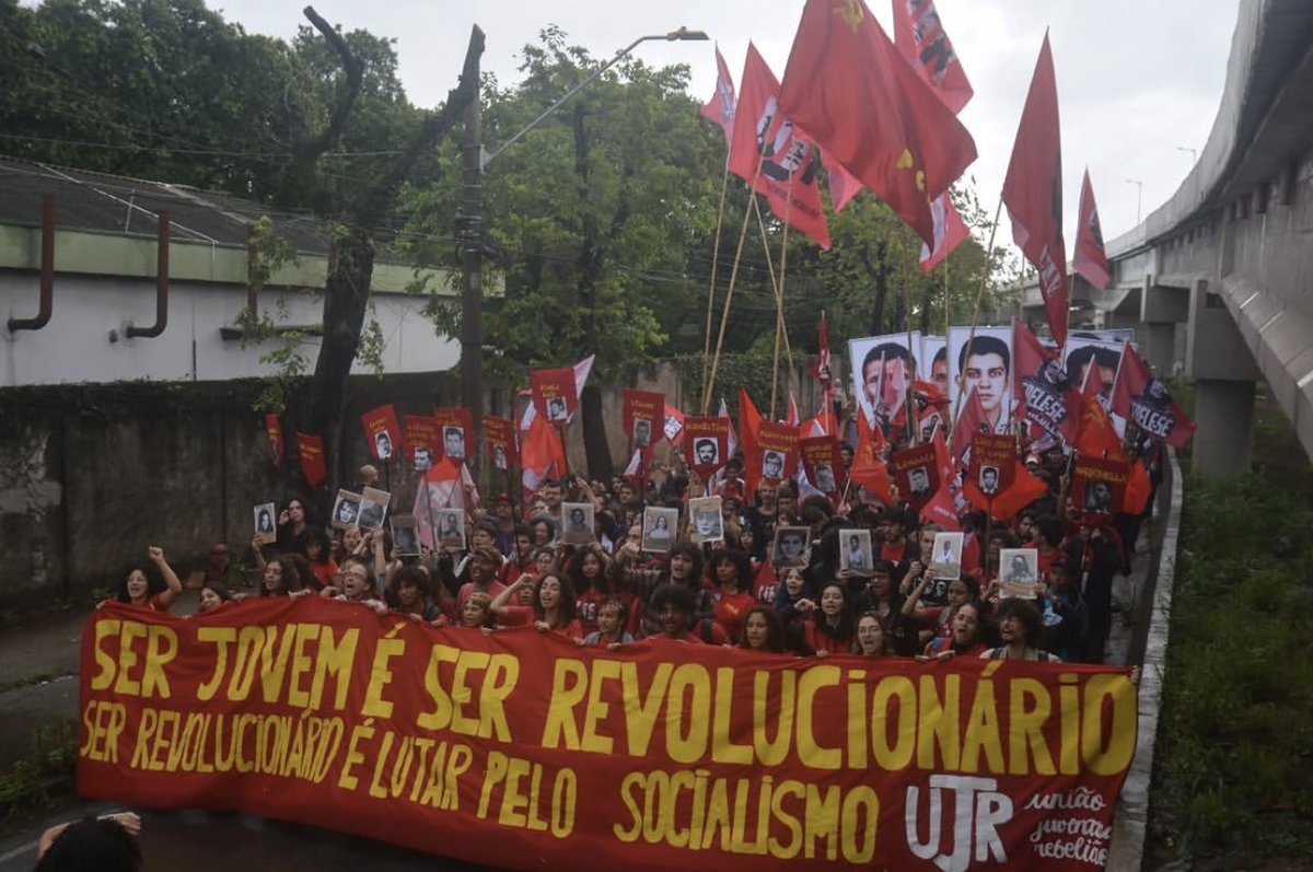 O_Papo_'s tweet photo. 🚩🥁 PASSEATA GIGANTE EM SP!

O Partido Comunista Revolucionário (PCR) tomou as ruas de São Paulo em uma grande marcha para homenagear seus heróis assassinados pela ditadura militar e saudar a memória de históricos líderes comunistas. https://t.co/WeUff9JTKz