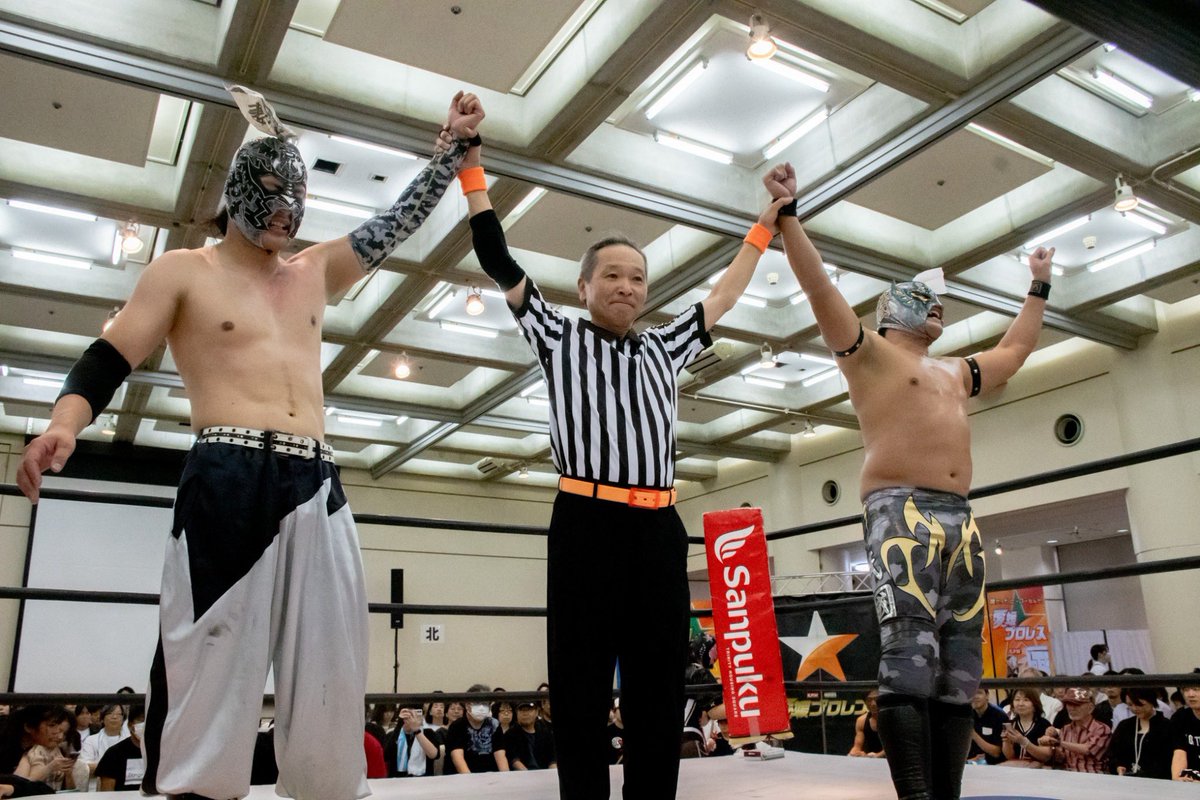 KOSHI_EPW's tweet photo. 秋のビックマッチ┏○)) ｱｻﾞｯｽ！
そして2度目の防衛達成！！
ただ予想以上にカラマンが力をつけてて…
強くなったな😜
でもまだまだ負けねぇよ
俺達は最高で最高のユニット
＃紙KAZE
であり
＃紙～ズ
だからね(*´艸`)
まだまだ防衛ロード築いていくんでそこんとこ…
＃夜露紙苦

＃愛媛プロレス https://t.co/0YKhYo9t9K