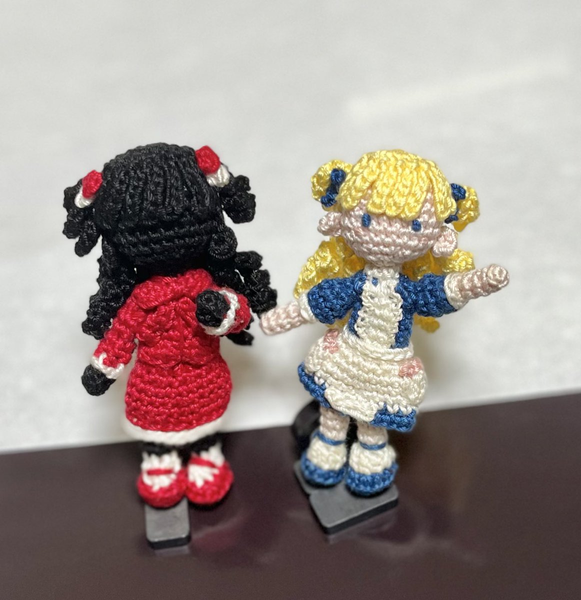 YOMooo1313's tweet photo. シャドーハウス8周年おめでとう！
新しく作ったあみぐるみでお祝い https://t.co/VagxSG7QIC