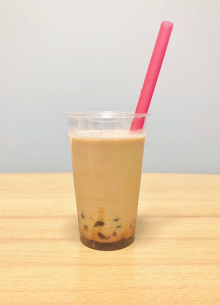mattsuxomatsuo's tweet photo. 紅茶愛好家が発狂しそうな紅茶の飲み方。

①茶葉をたっぷり使った濃い紅茶と顆粒タイプのロイヤルミルクティーも濃く作ります。
②冷凍タピオカを解凍します。
③全部合わせて牛乳も合わせてタピオカミルクティーにします🧋
(ﾟдﾟ)ｳﾏｰ https://t.co/ieXpPCckzH