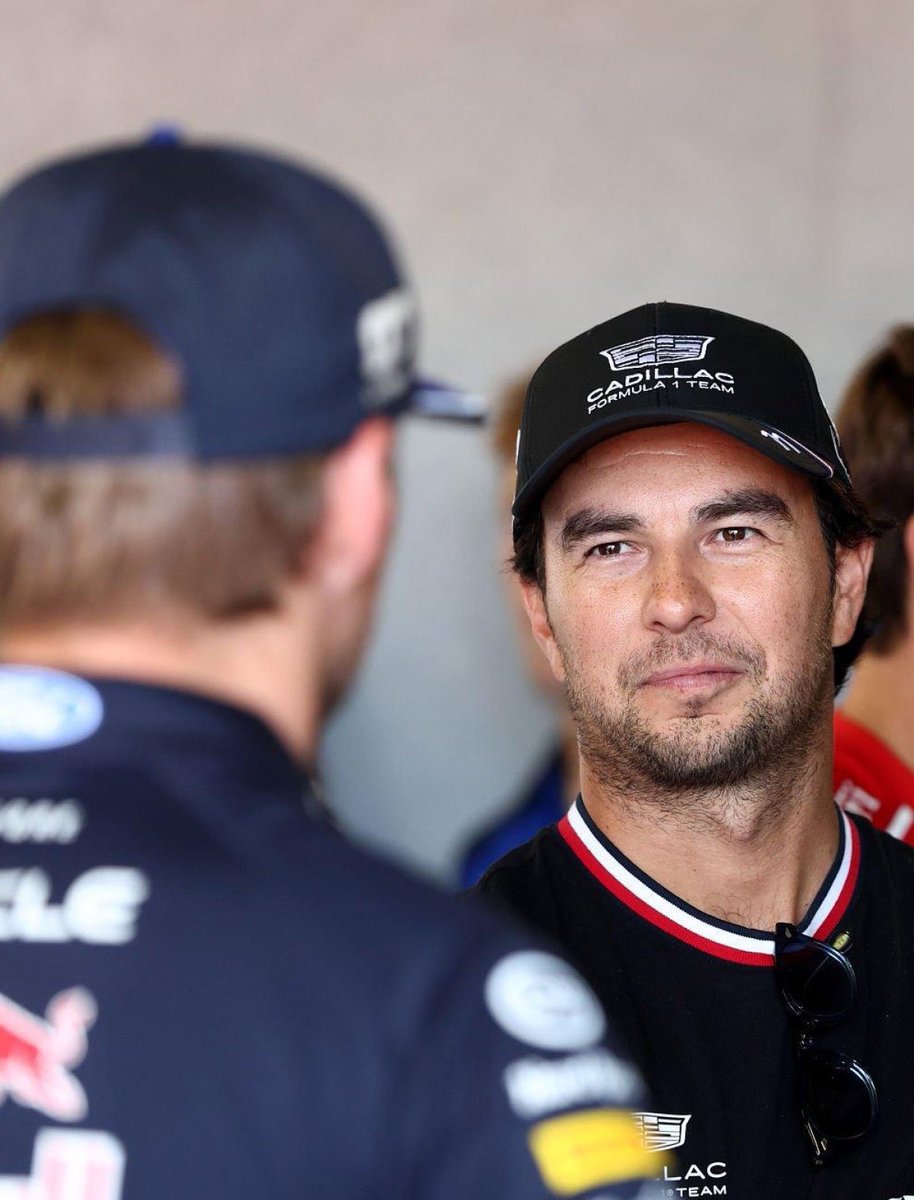 AyaMarise's tweet photo. Iba a decir: Checo me mira así y le pregunto qué somos. Te entiendo Max. 

PERO LUEGO RECUERDO QUE ESTE TMB ES MAX Y ENTIENDO A CHECO. 
Par de guapos 🥰🔥 https://t.co/gQJGnCcwVn