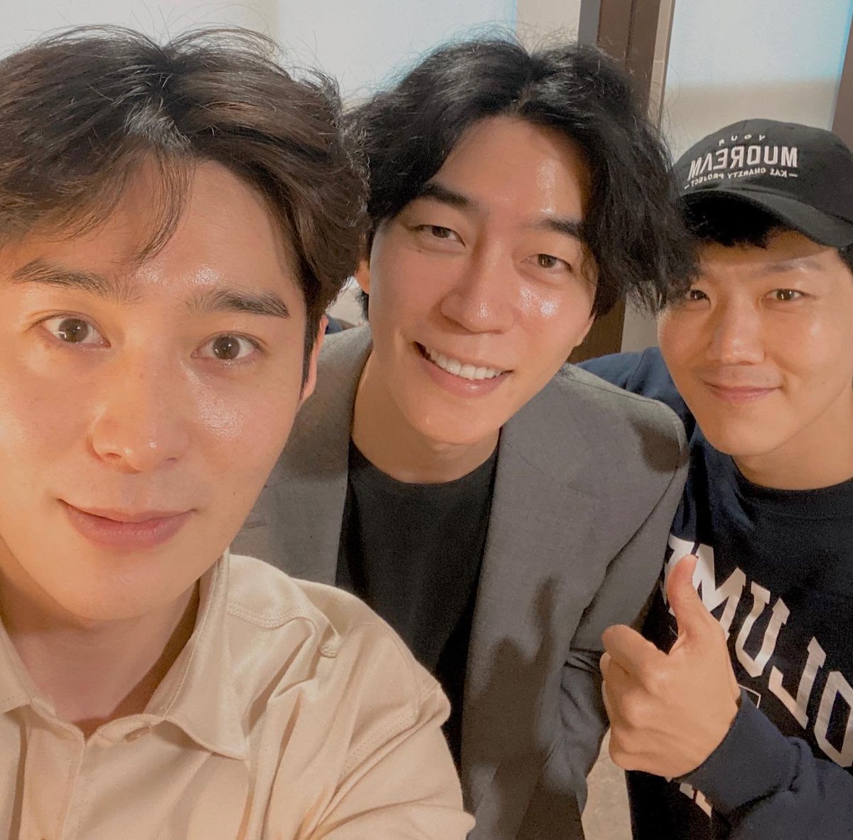 mua_206's tweet photo. 아니 나 이사진 보고 첨에 너무 놀라서 제대로 못봤는데 주근깨 보이네...
(전동숙 주근깨에 환장하는 사람)

그리고 연하지만 아직 살아있는 눈밑점
(지금도 살아있는지는 모르겠는 아이) https://t.co/yyyGOs7KCN