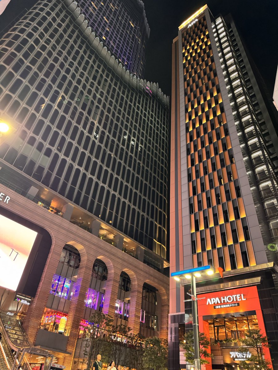_Ricky0721_JAM_'s tweet photo. 歌舞伎町一番街の赤いやつ探したけど中々見つからなくて焦った

トー横界隈の狂った男女見に来たけど、キッチンカーたくさん停まっててダンスパフォーマーいて、トー横界隈全滅で草

このアパホテルと歌舞伎町タワーの迫力相変わらずすげー！😆 https://t.co/ALmL4FieC2