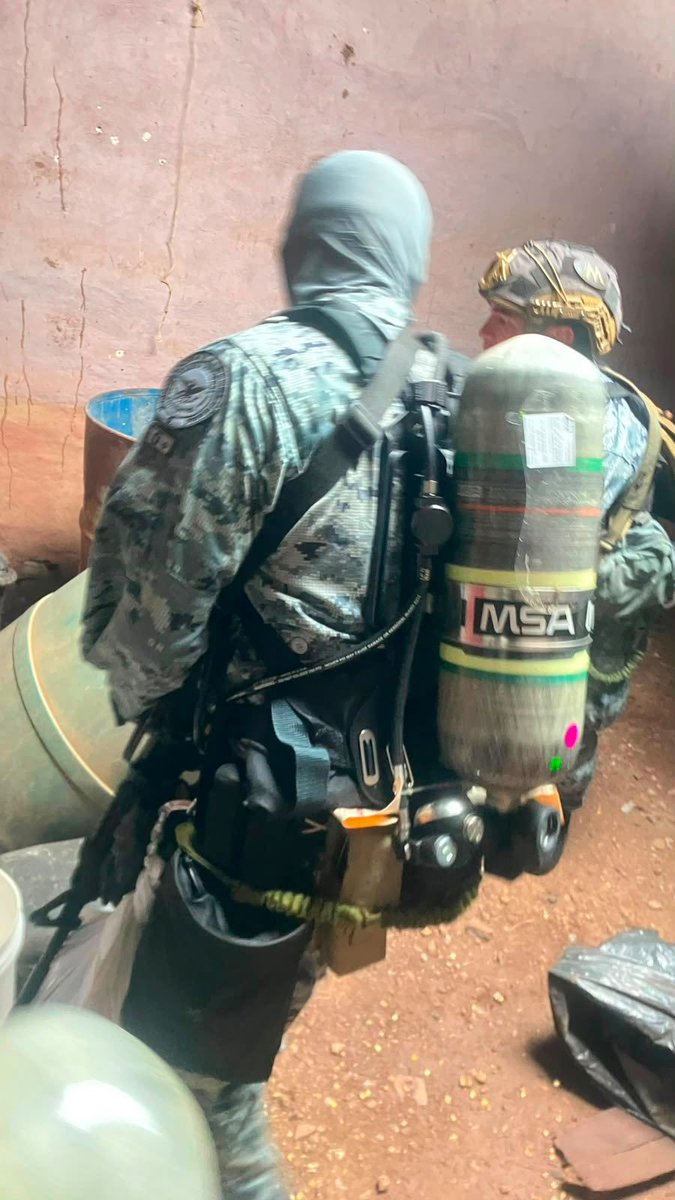 ContraProMx's tweet photo. 💪🏾👊🏾 Tumban federales 3 #laboratorios de #drogas en el estado de #Guerrero

🔴📢 En una operación conjunta de @Defensamx1, @GN_MEXICO_ y @SSPCMexico, en coordinación con autoridades del Estado de Guerrero, fueron localizados y desmantelados de manera simultánea tres laboratorios #clandestinos para producir #metanfetamina en Guerrero: 

uno en Coahuayutla de José María #Izazaga y dos en #Zirándaro de los Chávez. 

Entre lo asegurado destacan más de:
 260 tambos de 200 litros, 
11 contenedores de 500 litros, 
9 reactores, 
más de 60 tanques de gas, 
150 costales de sosa cáustica, 
663 kg de cloruro de amonio, 
aproximadamente 2,400 kg de sustancia química y 
cerca de 1,000 kg de precursores químicos, además de reactores, condensadores, destiladores y diverso equipo para la producción de #droga. 

Con estas acciones se afecta de manera directa la capacidad de producción y suministro de drogas hacia las calles, así como los ingresos de las organizaciones criminales.
Resaltamos también la colaboración y el intercambio de inteligencia con agencias de Estados Unidos. Nuestro reconocimiento al Ejército Mexicano por la localización de estos laboratorios, en lugares tan inaccesibles y de alto riesgo.