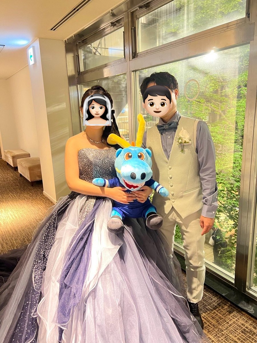 imaryu24k's tweet photo. 昨日無事に結婚式を挙げました😊
ゴンちゃんにはウェルカムスペースで
席案内のお手伝いをしてもらいました🫡
カラードレスは紺、ブルー系✨
ブラウブリッツの色を着れて幸せ💙
ゴンちゃん連れてきて良かった😊
@blaublitz_akita @blaugon_bbakita https://t.co/JDqiFbGQhZ