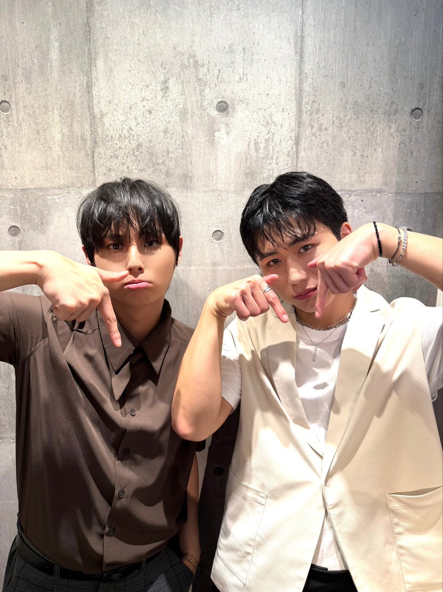 official_dongyo's tweet photo. [📸]

2026 ZE:A하민우×Nine to Six SPECIAL COLLABO 
비 많이 오니까 조심히 들어가! 감기 걸리지 말고! 💚

#전민규 #JEONMINGYU #김주원 #KIMJUONE #NINEtoSIX #나인투식스 #9to6 https://t.co/X1wKxvMGPe