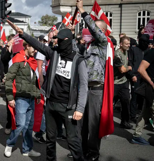 M_K_Petersen's tweet photo. Hej #DKMedier - især den borgerlige del;
Hvis man er imod det hadefulde yderste højre, og viser sin foragt, så er man pr. definition "venstreorienteret"??
#BorgerligBias #Vinkling #DKpol #Fascisme
Og...
Hvorfor skrider politiet ikke ind over for dem der er tildækket? https://t.co/EOMJV8nIGr