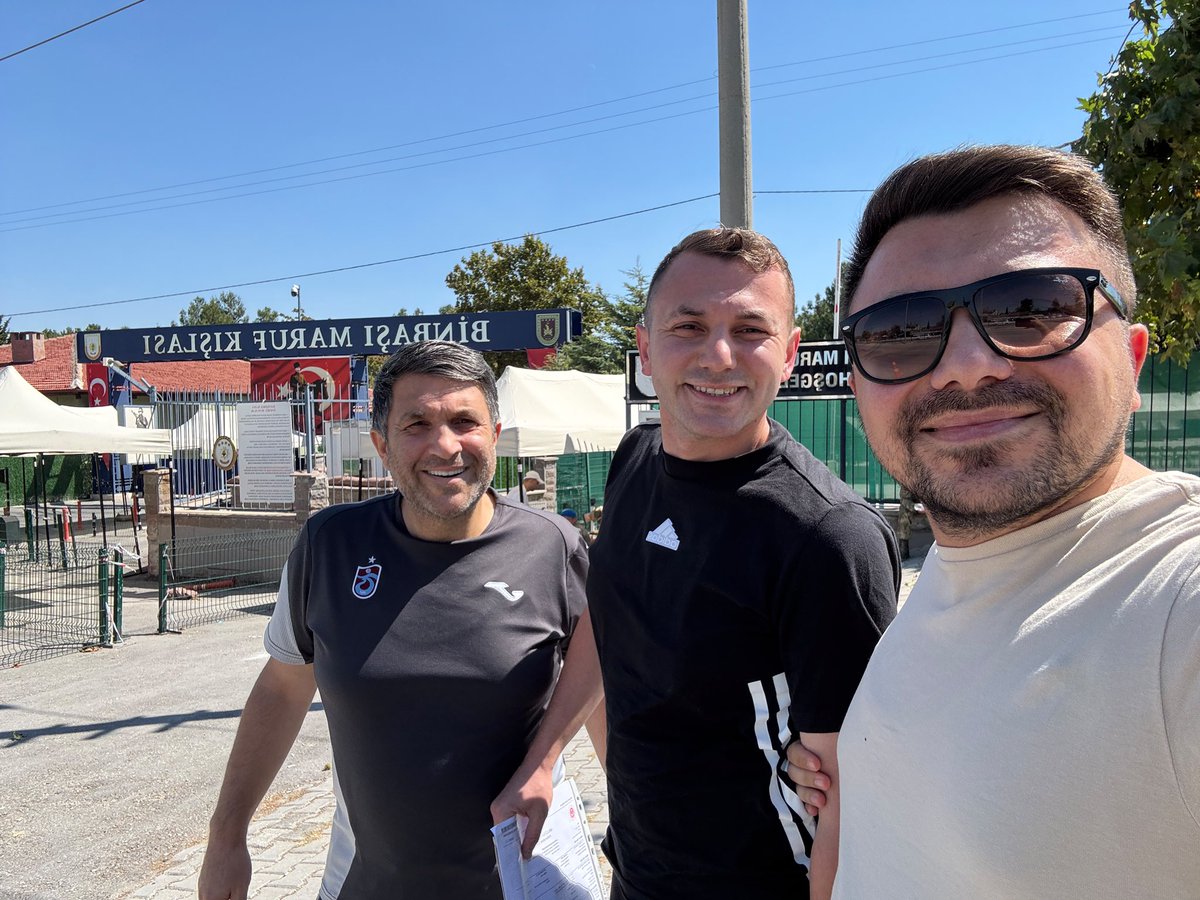 Fatihkaya61's tweet photo. Gözümüz yaş, gönlümüz dua ile 10 numara adam Kürşat'ımızı asker ocağına uğurladık. Rabbim ayağına taş değdirmesin, sağ salim dönmeyi nasip etsin. Yolun açık olsun! 🇹🇷 https://t.co/2SQU2keUlu