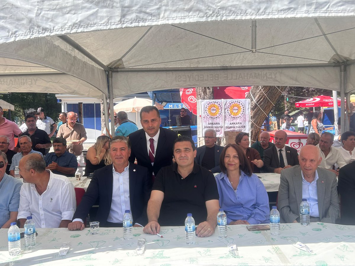 ulasskarasu's tweet photo. 📍 Cumhuriyetimizin İzinde 70 Yıl: Divriği Pilavı Birlik, Beraberlik ve Hemşehrilik Buluşmasındayız!

Ankara Divriği Kültür Derneğimizin çağrısıyla; geleneksel Divriği Pilavı’nda, hemşehrilerimiz ve yurttaşlarımızla bir araya geldik.

Bu buluşma; yalnızca bir geleneğin sürdürülmesi değil, kültürümüzün kuşaktan kuşağa aktarılması, hemşehrilik bağlarımızın güçlenmesi ve ortak hafızamızın geleceğe taşınması açısından çok kıymetli olduğunu belirten bir konuşma yaparak, etkinliğimizi selamladık.

Toplumsal dayanışmaya ve birbirimize her zamankinden daha fazla ihtiyaç duyduğumuz böylesi olağanüstü bir dönemde; bizi aynı sofrada, aynı kültürde ve aynı dayanışma duygusunda buluşturan Ankara Divriği Kültür Derneğimize, katkı sunan belediyelerimize, köy derneklerimize, emeği geçen herkese ve bu güzel birlikteliği büyüten tüm hemşehrilerimize yürekten teşekkür ediyorum.

Birliğimiz, beraberliğimiz ve dayanışmamız daim olsun.

Cumhuriyetimizin izinde nice yıllara!
