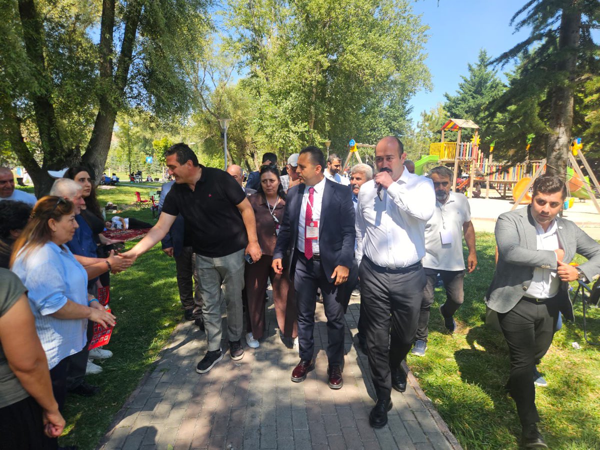 ulasskarasu's tweet photo. 📍 Cumhuriyetimizin İzinde 70 Yıl: Divriği Pilavı Birlik, Beraberlik ve Hemşehrilik Buluşmasındayız!

Ankara Divriği Kültür Derneğimizin çağrısıyla; geleneksel Divriği Pilavı’nda, hemşehrilerimiz ve yurttaşlarımızla bir araya geldik.

Bu buluşma; yalnızca bir geleneğin sürdürülmesi değil, kültürümüzün kuşaktan kuşağa aktarılması, hemşehrilik bağlarımızın güçlenmesi ve ortak hafızamızın geleceğe taşınması açısından çok kıymetli olduğunu belirten bir konuşma yaparak, etkinliğimizi selamladık.

Toplumsal dayanışmaya ve birbirimize her zamankinden daha fazla ihtiyaç duyduğumuz böylesi olağanüstü bir dönemde; bizi aynı sofrada, aynı kültürde ve aynı dayanışma duygusunda buluşturan Ankara Divriği Kültür Derneğimize, katkı sunan belediyelerimize, köy derneklerimize, emeği geçen herkese ve bu güzel birlikteliği büyüten tüm hemşehrilerimize yürekten teşekkür ediyorum.

Birliğimiz, beraberliğimiz ve dayanışmamız daim olsun.

Cumhuriyetimizin izinde nice yıllara!