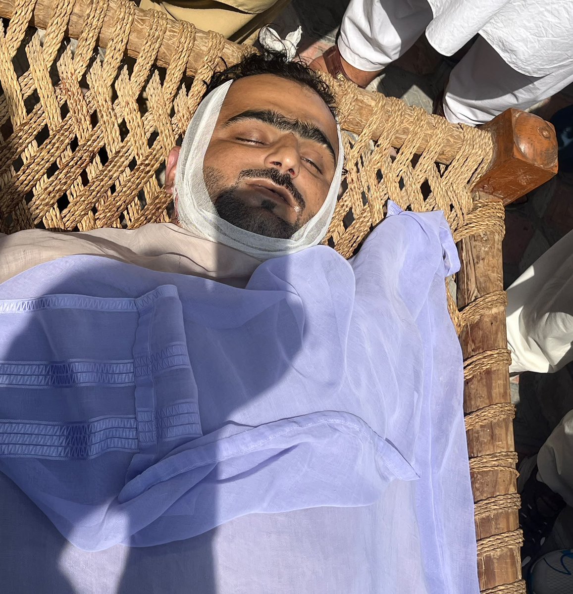 IrshadQara111's tweet photo. ضلع بنوں، سردی خیل میں آج رسول محمد اور حفیظ اللہ کو ٹارگٹ کرکے شہید کر دیا گیا۔ آپریشن، چیک پوسٹوں اور گرفتاریوں کے باوجود امن قائم نہیں ہو سکا۔ آخر کب تک بنوں کے عوام دہشت گردی اور بدامنی کا شکار رہیں گے؟
#SaveBannu #SaveSardikhel #PeaceInBannu #StopTargetKilling #SaveKP https://t.co/L4zpdYML4Q