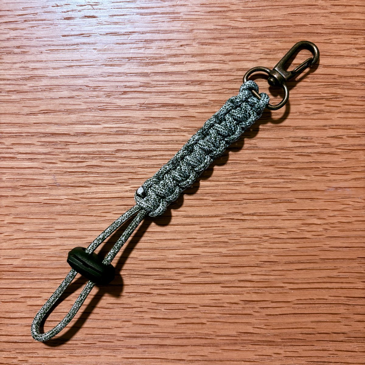 06avril's tweet photo. 流行りに乗ってパラコードでペットボトルホルダー作ってみた。
2色の派手なの作りたいと思ったけど、初心者なのでまずは簡単にできそうなやつから。 https://t.co/w6g1wa3KeT