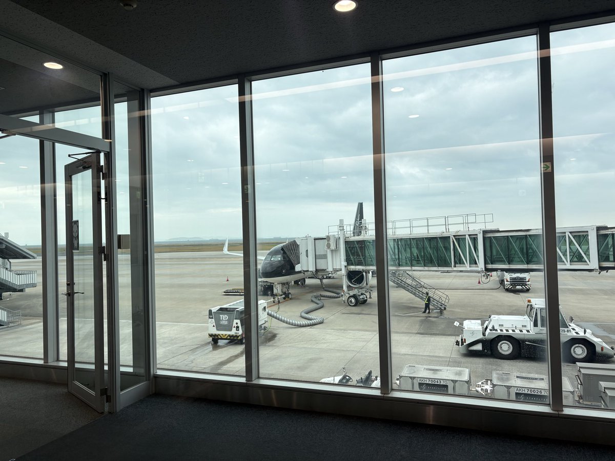 igig_mimi's tweet photo. 初めて北九州空港を利用した
海の上にあるから鉄道はなく
バスでアクセスするしかないのだが
小倉からのエアポートバスが30分に1本しかないの辛い https://t.co/9CqhqVhXth