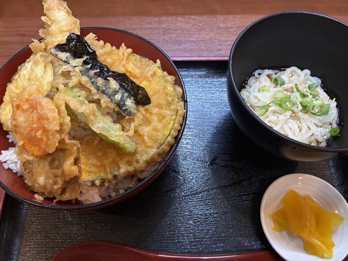fusetaku2018's tweet photo. 昨日は閉店後ジムで筋トレしてから、土曜夜市に行ってきました！
今年最後の土曜夜市で、しかも涼しかったからかめっちゃ混雑してました！！！

ご飯は、八るきさんで天丼定食✨
美味しかった〜🙌
#布施卓球場 https://t.co/Jq08Ml8pfw