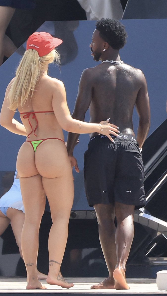 hydrox1999's tweet photo. ¿Soy el único que piensa que el cuerpo de Virginia no se ve nada femenino?

Literalmente parece el físico de un hombre y al lado de Vinicius Jr la comparación es todavía más evidente https://t.co/jGFHRUE45H