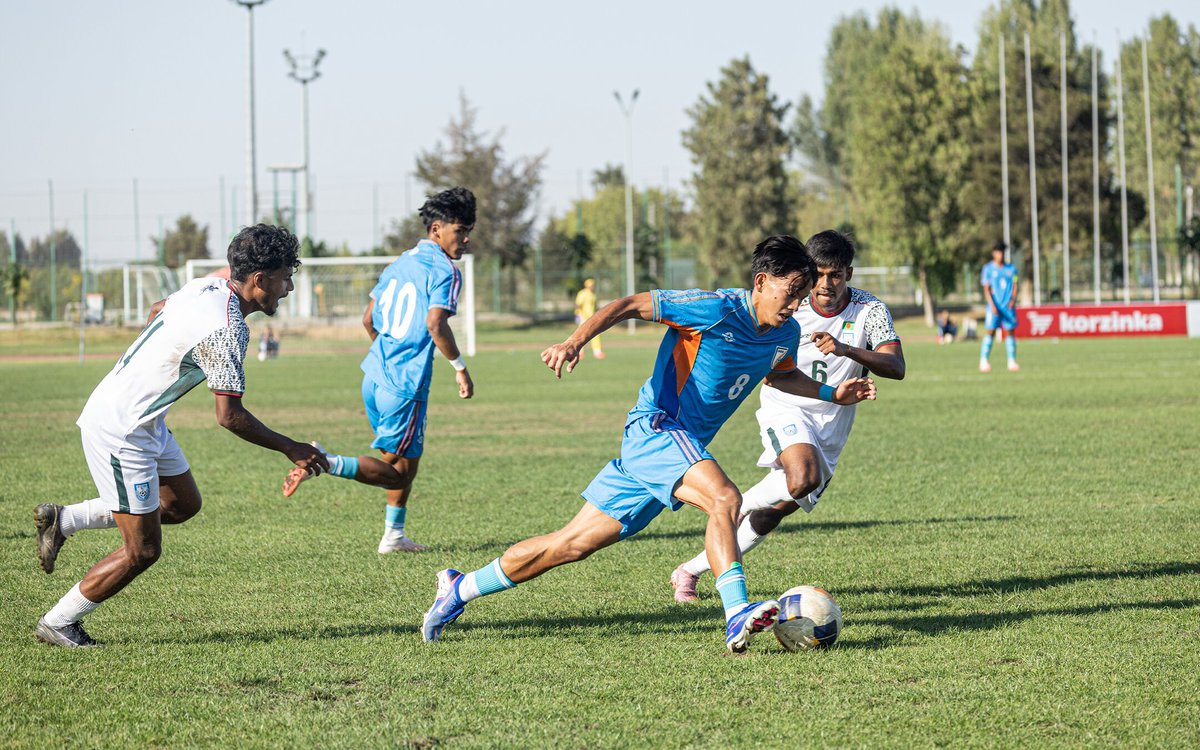 Kol_Football's tweet photo. The #BlueColts beat Bangladesh in 3-0 in their final match of the #AFCU20 Qualifiers.

India (3-0) Bangladesh
SCORER- DANNY MEITEI, VISHAL YADAV-2
-
#INDBAN #AsiaDream #IndianFootball https://t.co/X5tgY9PaRY