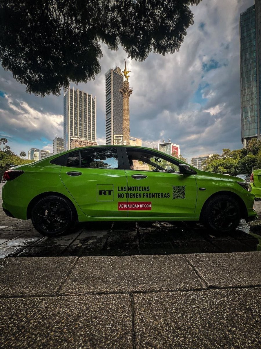 RTultimahora's tweet photo. 🤫💚  Hay un nuevo verde recorriendo Ciudad de México

Si últimamente has visto taxis y autobuses con un toque demasiado familiar, no es casualidad. RT en Español salió de la pantalla y tomó las calles de la capital mexicana 🇲🇽

¿Y ese 👉 https://t.co/44vUIMQwrL 👈 que aparece por todas partes?

Sí, es nuestra nueva y actualizada dirección web.

¡Guárdala en favoritos para no perderla! Nos vemos dentro 🫶