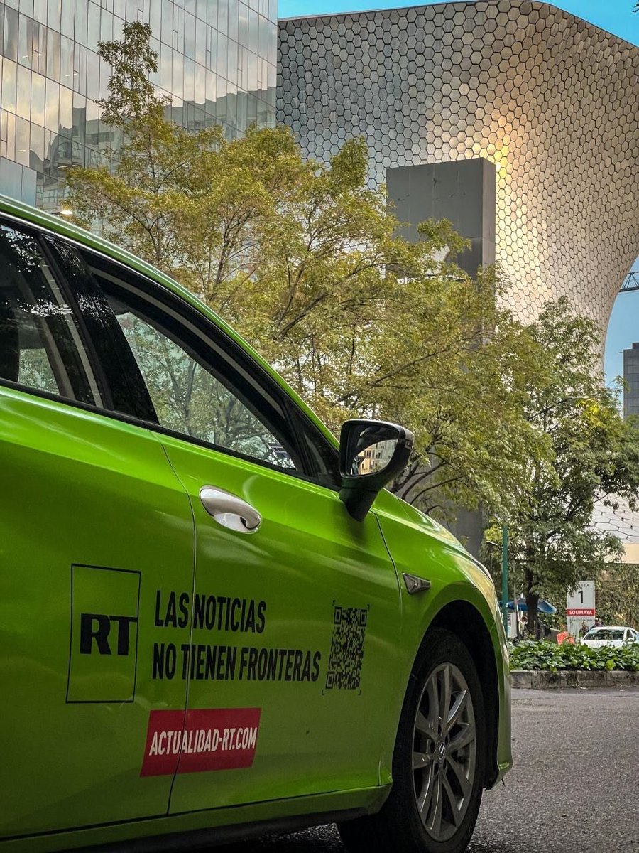RTultimahora's tweet photo. 🤫💚  Hay un nuevo verde recorriendo Ciudad de México

Si últimamente has visto taxis y autobuses con un toque demasiado familiar, no es casualidad. RT en Español salió de la pantalla y tomó las calles de la capital mexicana 🇲🇽

¿Y ese 👉 https://t.co/44vUIMQwrL 👈 que aparece por todas partes?

Sí, es nuestra nueva y actualizada dirección web.

¡Guárdala en favoritos para no perderla! Nos vemos dentro 🫶