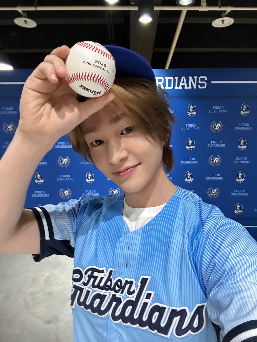 ONEW_GRIFFIN's tweet photo. 두부대장⚾️🧢💙

#온유 #ONEW https://t.co/oIPmOkFxUY