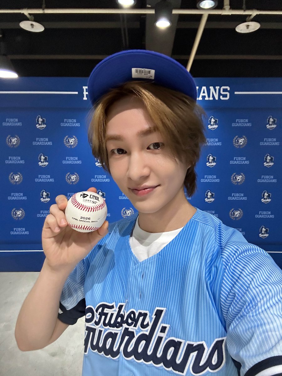 ONEW_GRIFFIN's tweet photo. 두부대장⚾️🧢💙

#온유 #ONEW https://t.co/oIPmOkFxUY