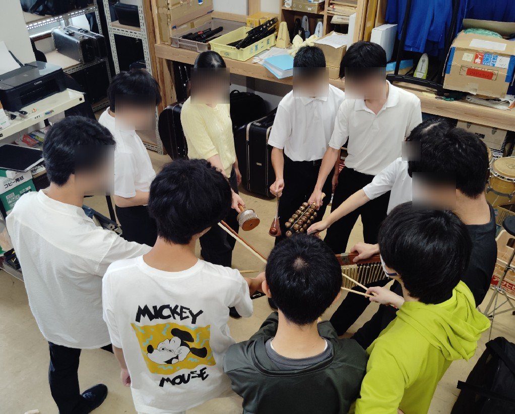 NITNC_Band's tweet photo. 【定期演奏会まで残り6日】
今日はベース、パーカッションです🥁🎸
正確なリズムによってテンポをキープしたり、管楽器だけでは出せない魅力を引き出したりしてくれます😎
躍動感ある演奏にもご注目です！
#奈良高専 #吹奏楽 #ベース #パーカッション https://t.co/mUAa8lkjl6