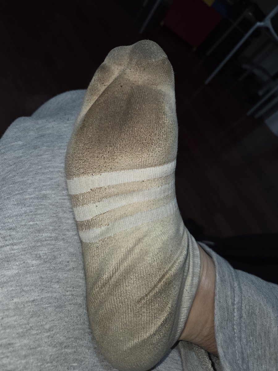 Ian_fe3t's tweet photo. My socks are in dear need of some cleaning
Any volunteers?😏

#findom #footdom #feet 
#cashdom #malefeet #socks https://t.co/yS3glV3yZP