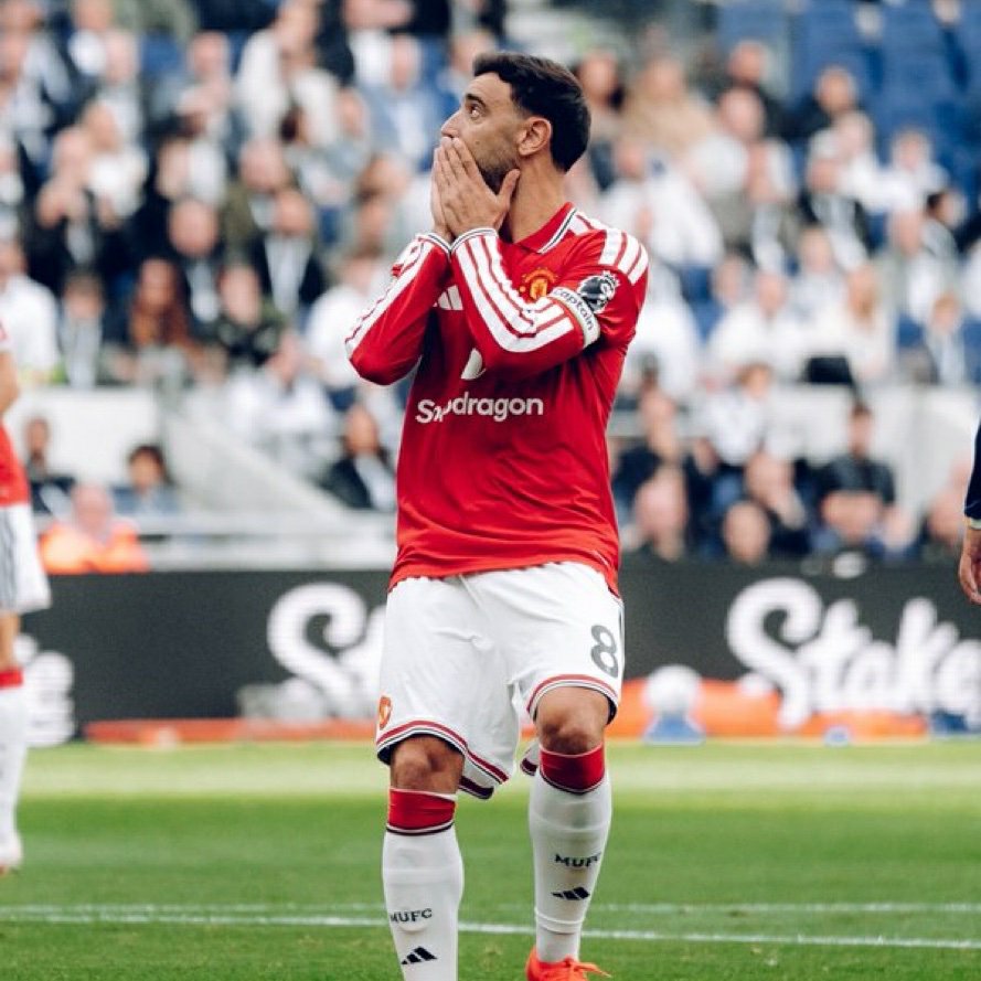 UnitedHubFC's tweet photo. 🚨📊 DID YOU KNOW⁉️

No player has hit the woodwork more often in the Premier League since the start of last season than Bruno Fernandes 🇵🇹 (6). 

[@Squawka] https://t.co/F3Uu1kQo9Q