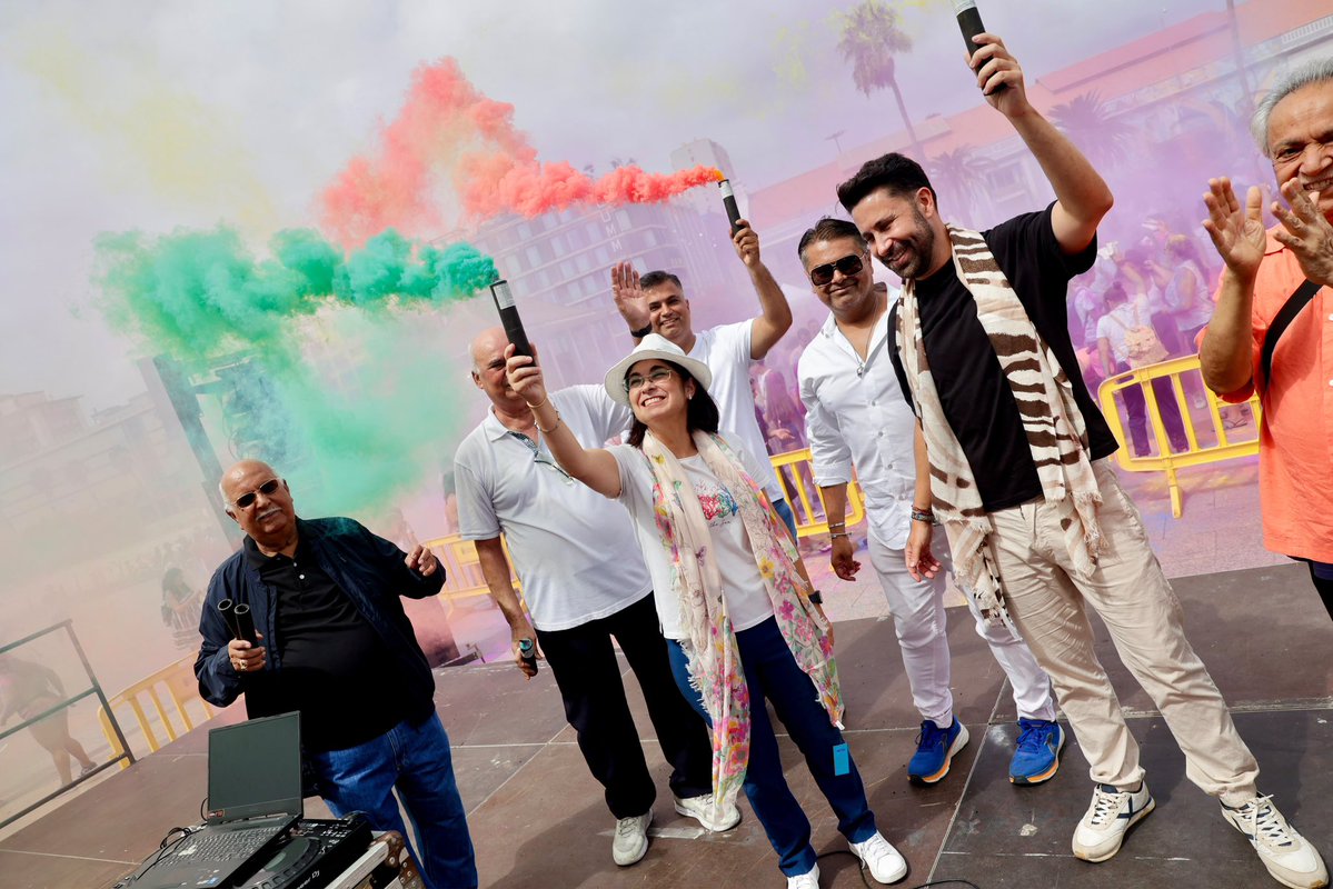 CarolinaDarias's tweet photo. 🎨 Música, color y buen ambiente para compartir este domingo con vecin@s en el Holi Fest
🫶Una de esas jornadas que nos recuerdan que #LPGC es una ciudad abierta, diversa y llena de vida https://t.co/LEXbTINbxu
