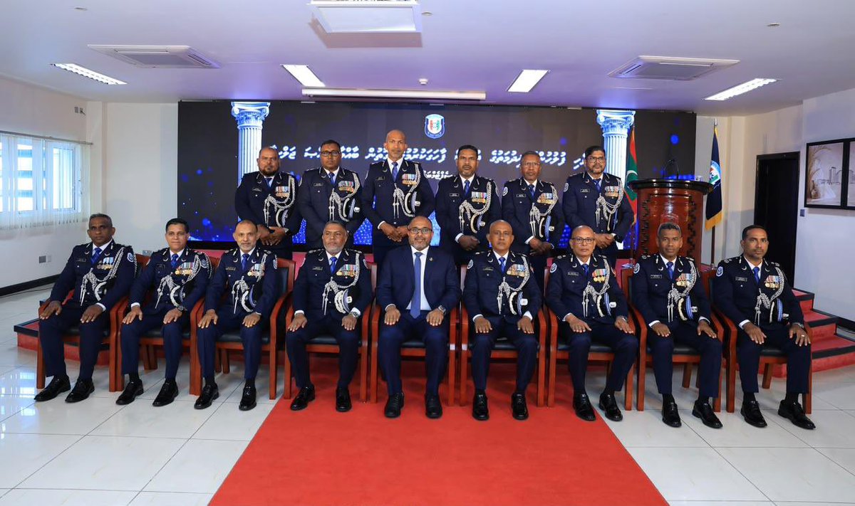 HomeMinistrymv's tweet photo. ދިވެހި ފުލުހުންގެ ޚިދުމަތުގެ ދުވަސް ފާހަގަކުރުމުގެ ގޮތުން ބޭއްވި ޚާއްޞަ ޖަލްސާ މިނިސްޓަރ ޢަލީ އިޙްސާން ޝަރަފްވެރިކޮށްދެއްވައިފި.

މި ޖަލްސާގައި 20، 25، 30 އަދި 35 އަހަރަށްވުރެ ގިނަ ދުވަހު ޚިދުމަތްކުރެއްވި މުވައްޒަފުންގެ އަގުވަޒަންކޮށް ހަނދާނީ ފިލާ ވަނީ އަރުވާފައި. ޖަލްސާގައި ސީޕީ އަޙްމަދު މުޙައްމަދާއި ގިނަ އަދަދެއްގެ ފުލުހުން ބައިވެރިވެވަޑައިގެންނެވި.

#MaldivesPolice #PoliceDay #HomeMinistryMv