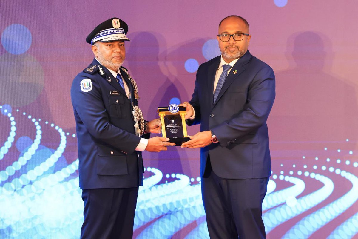HomeMinistrymv's tweet photo. ދިވެހި ފުލުހުންގެ ޚިދުމަތުގެ ދުވަސް ފާހަގަކުރުމުގެ ގޮތުން ބޭއްވި ޚާއްޞަ ޖަލްސާ މިނިސްޓަރ ޢަލީ އިޙްސާން ޝަރަފްވެރިކޮށްދެއްވައިފި.

މި ޖަލްސާގައި 20، 25، 30 އަދި 35 އަހަރަށްވުރެ ގިނަ ދުވަހު ޚިދުމަތްކުރެއްވި މުވައްޒަފުންގެ އަގުވަޒަންކޮށް ހަނދާނީ ފިލާ ވަނީ އަރުވާފައި. ޖަލްސާގައި ސީޕީ އަޙްމަދު މުޙައްމަދާއި ގިނަ އަދަދެއްގެ ފުލުހުން ބައިވެރިވެވަޑައިގެންނެވި.

#MaldivesPolice #PoliceDay #HomeMinistryMv