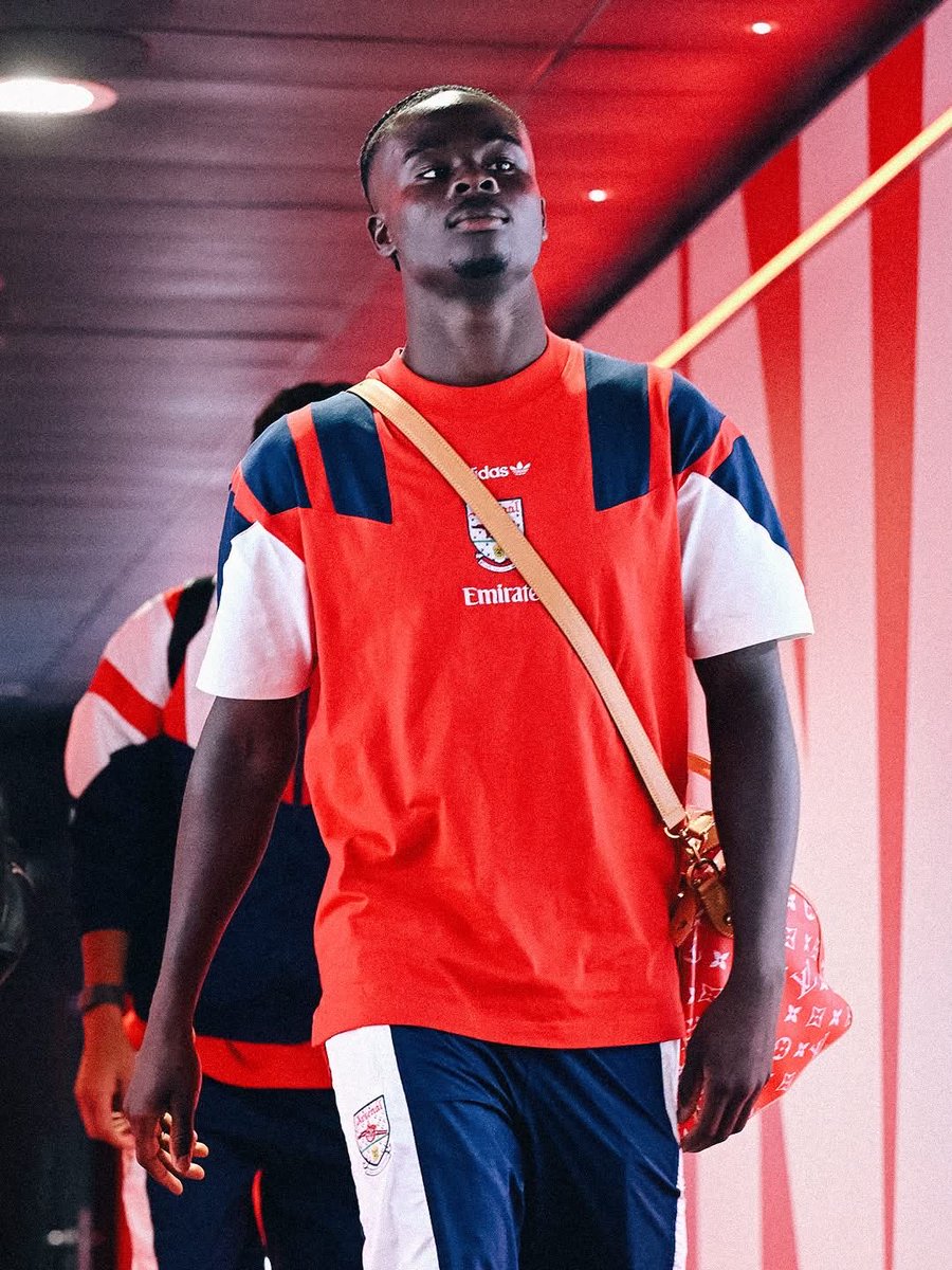 Arsenal_France's tweet photo. Nos Gunners sont arrivés à l’Emirates! 🏟️✅

#ARSCHE 🔜 https://t.co/ZILPfBBLKG