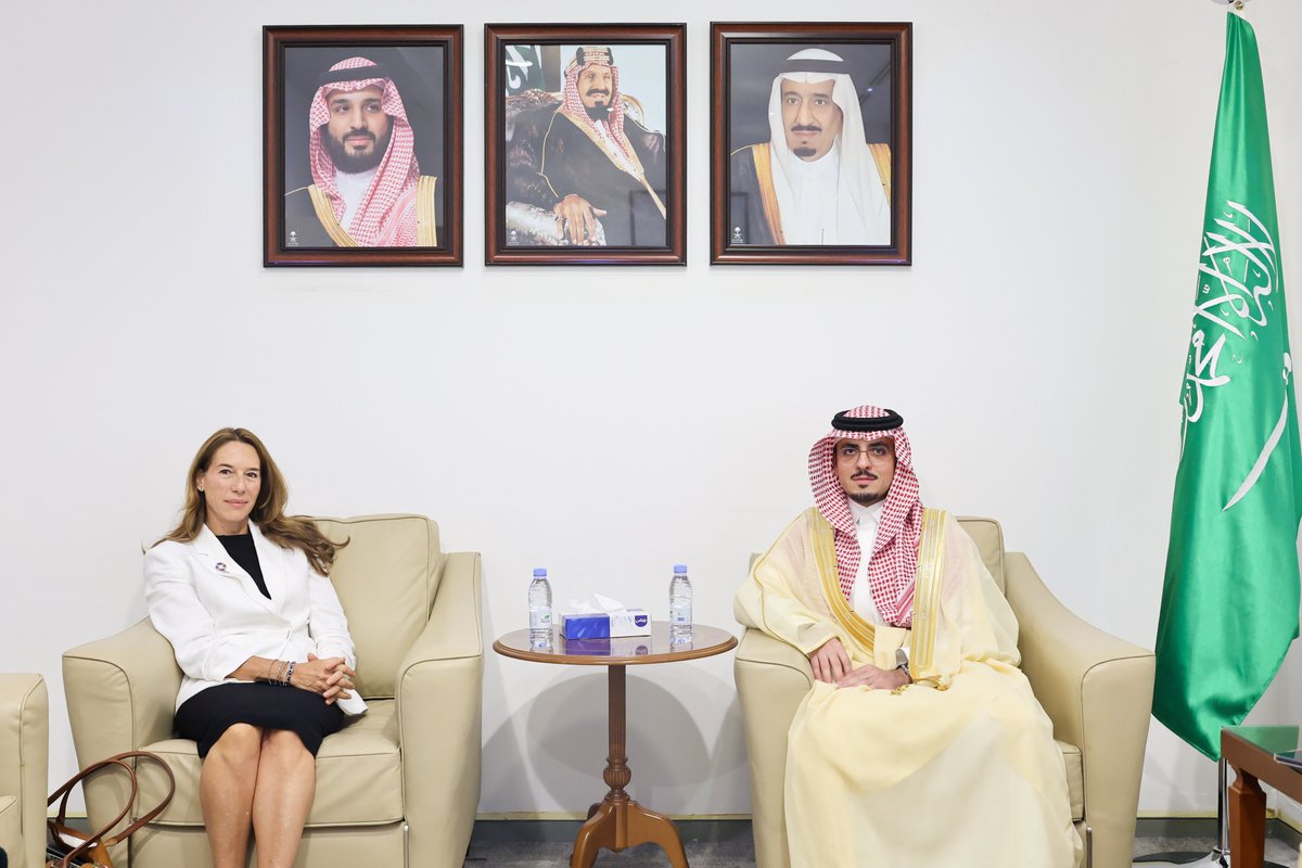 KSAMOFA's tweet photo. #الرياض | سعادة مدير عام الإدارة العامة للشؤون القانونية بوزارة الخارجية #محمد_الناصر يستقبل مبعوثة الأمين العام للأمم المتحدة المعنية بالأطفال والنزاع المسلح السيدة فانيسا فريزر، ويستعرضان الموضوعات ذات الاهتمام المشترك. https://t.co/H4uPwCxihu