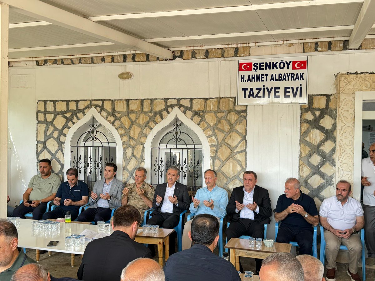 Mardin_Valiligi's tweet photo. 📌 Midyat | Şenköy Mahallesi

Valimiz Sayın @tuncay_akkoyun ;
Midyat Kaymakamı Mehmet Kaya, İl Jandarma Komutanı Tuğgeneral Ercan Atasoy, Midyat Belediye Başkanı Veysi Şahin ve beraberindekiler,
➡️ Çevre, Şehircilik ve İklim Değişikliği Bakanlığına bağlı Çölleşme ve Erozyonla Mücadele Genel Müdürü Prof. Dr. Kasım Yenigün’ün vefat eden annesi Hasine Yenigün’ün taziyesine katılarak ailesine başsağlığında bulundular.

@iletisim 
@TC_icisleri