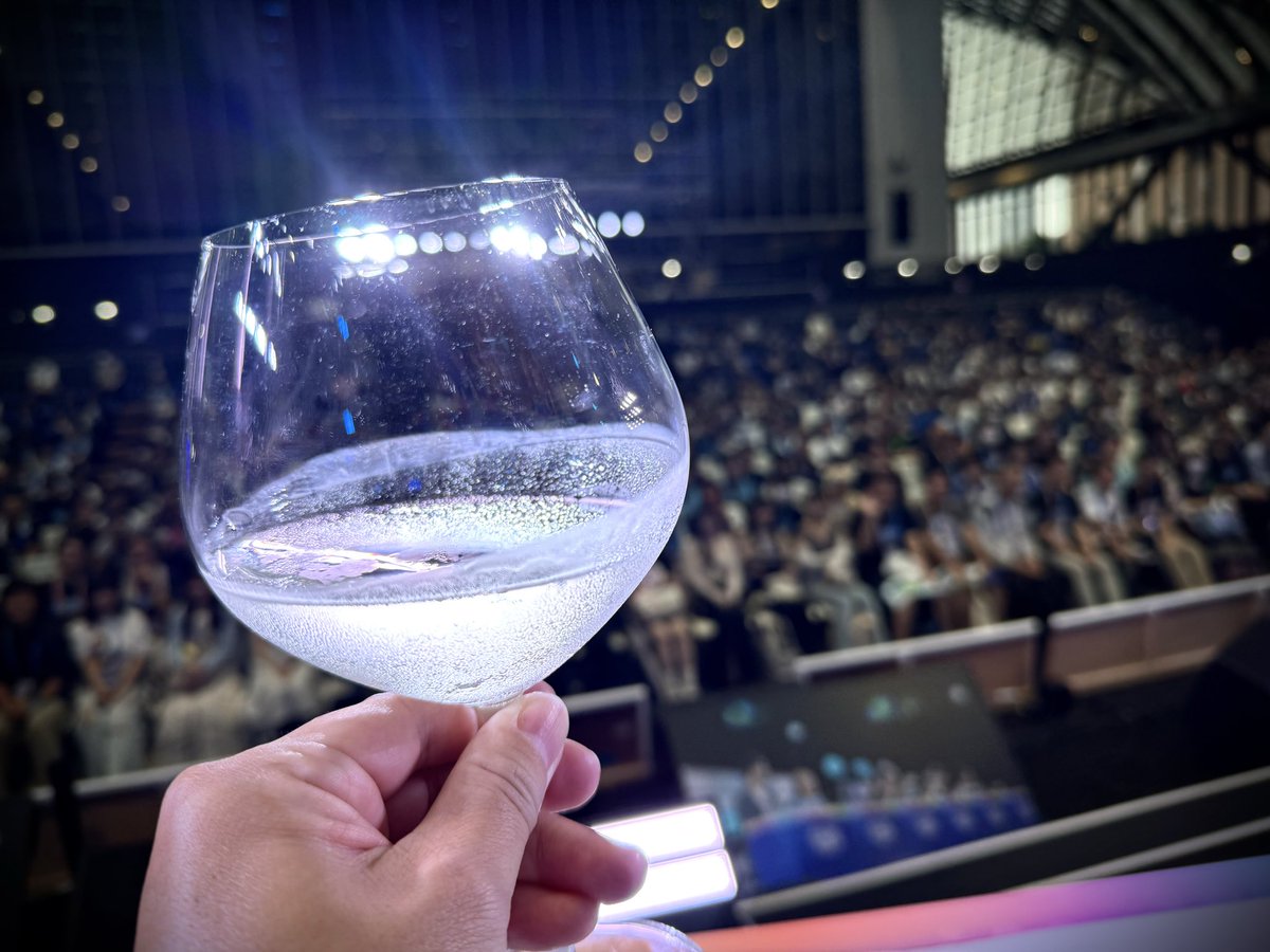 REAL_1978_TS's tweet photo. #アズレン9周年 イベント🎙️✨
DAY 1-2 共に最高でした‼️‼️

なんかもうやり切った感と走り抜けた感が半端ないっす😆楽しかったぁ〜〜〜‼️
イベントのコーナーもLIVEも、指揮官のみんなと一緒に笑い、叫び、作り上げた2日間だったなぁ〜😁

ファンのお兄さんズは、結成２日目にして充電期間に入る為に活動休止になりましたがw
またみんなの声があれば、10周年の機会に復活するかもしれません‼️‼️

引き続き、アズールレーンとファンのお兄さんズもよろしくお願いします🙇‍♀️

追伸…
精米歩合9%の日本酒『灰霊 -Phantom 9-』
マジで美味すぎてヤバい…
語彙力が無くなるぐらい洗練されてて、こんなに優しい口当たりで、雑味がなくなった超スッキリした米の甘さを体感できる日本酒に、俺は初めて出会いました😳
#アズレンMUSI9FES
#新澤醸造店