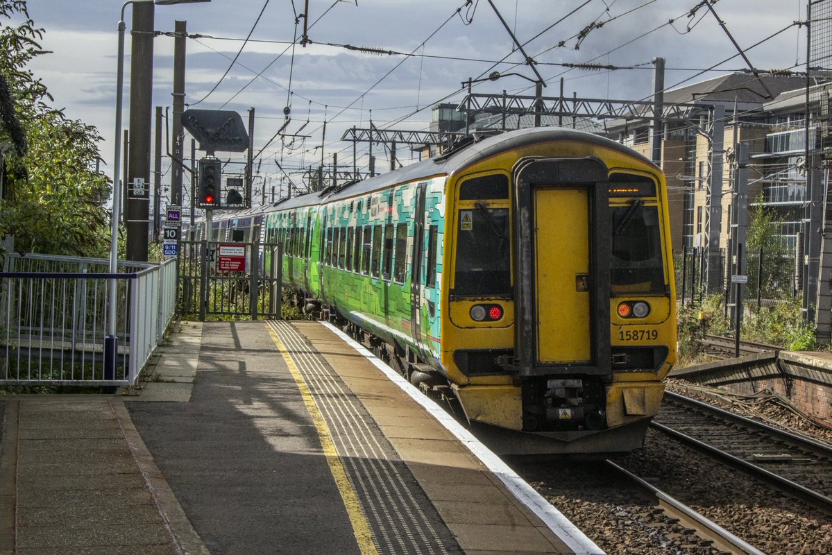 RyanRog82's tweet photo. One for the 158 lovers out there.. myself included. 158719 on the rear of a service to Inverness at Haymarket earlier on..
MEGA TRACTION 😍😍
#Railway #Class158 #BREL158 #Haymarket #Sctoland #MEGATRACTION @ScotRail https://t.co/lqGeQgoNof