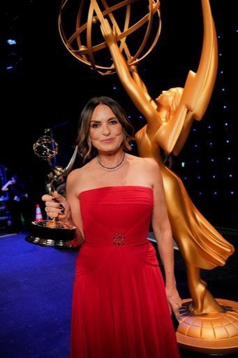 NBCSVU_fans's tweet photo. Mariska Hargitay wins an Emmy  in three different roles: actress, producer and director. ✨🏆 https://t.co/vNyhtqyzSi