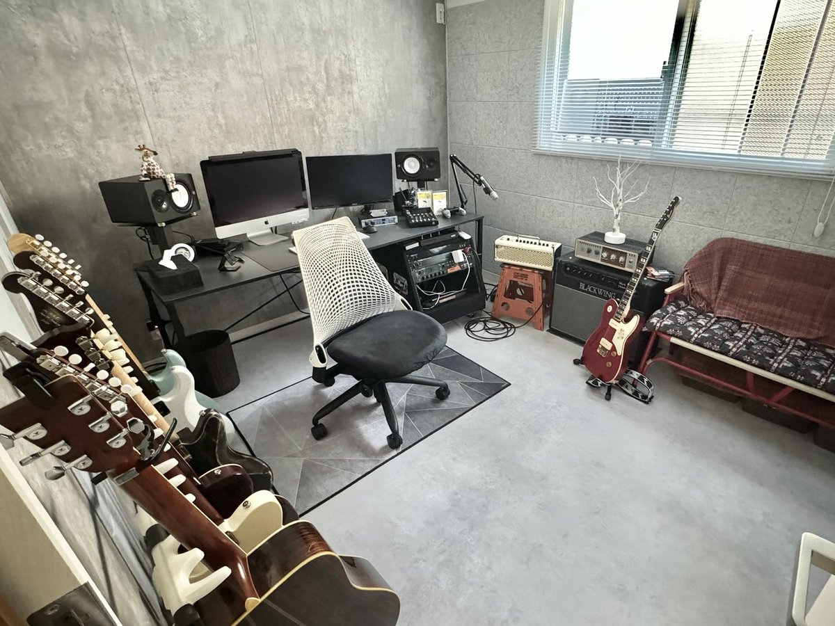 mukuchi_chan's tweet photo. 1年でかなり様変わりしたギターオタクの部屋 https://t.co/CmWOXK2f6s