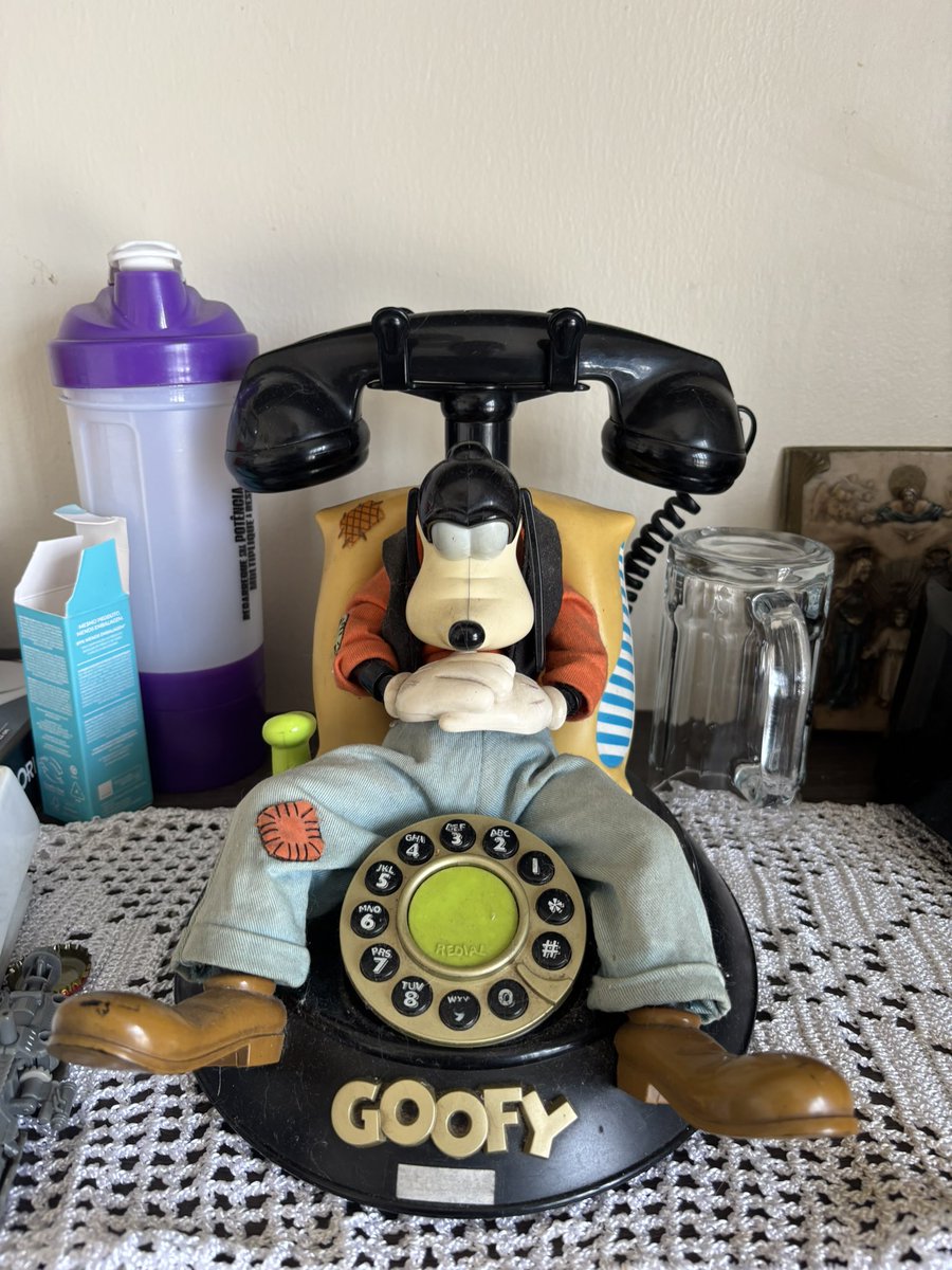 clovevil's tweet photo. E eu que tenho o goofy phone farmando aura https://t.co/vFk0HbTNfg
